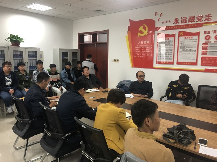 评委老师认真聆听学生讲解.jpg