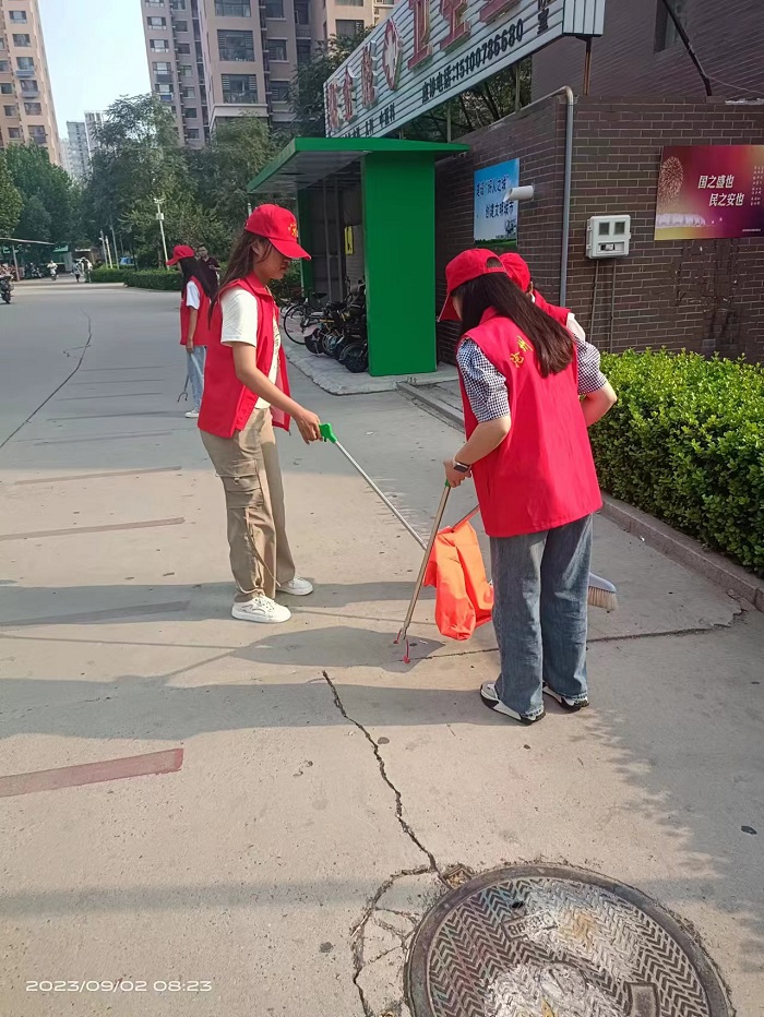9月2日九游体育在凤凰城A区开展志愿服务活动 (3).jpg